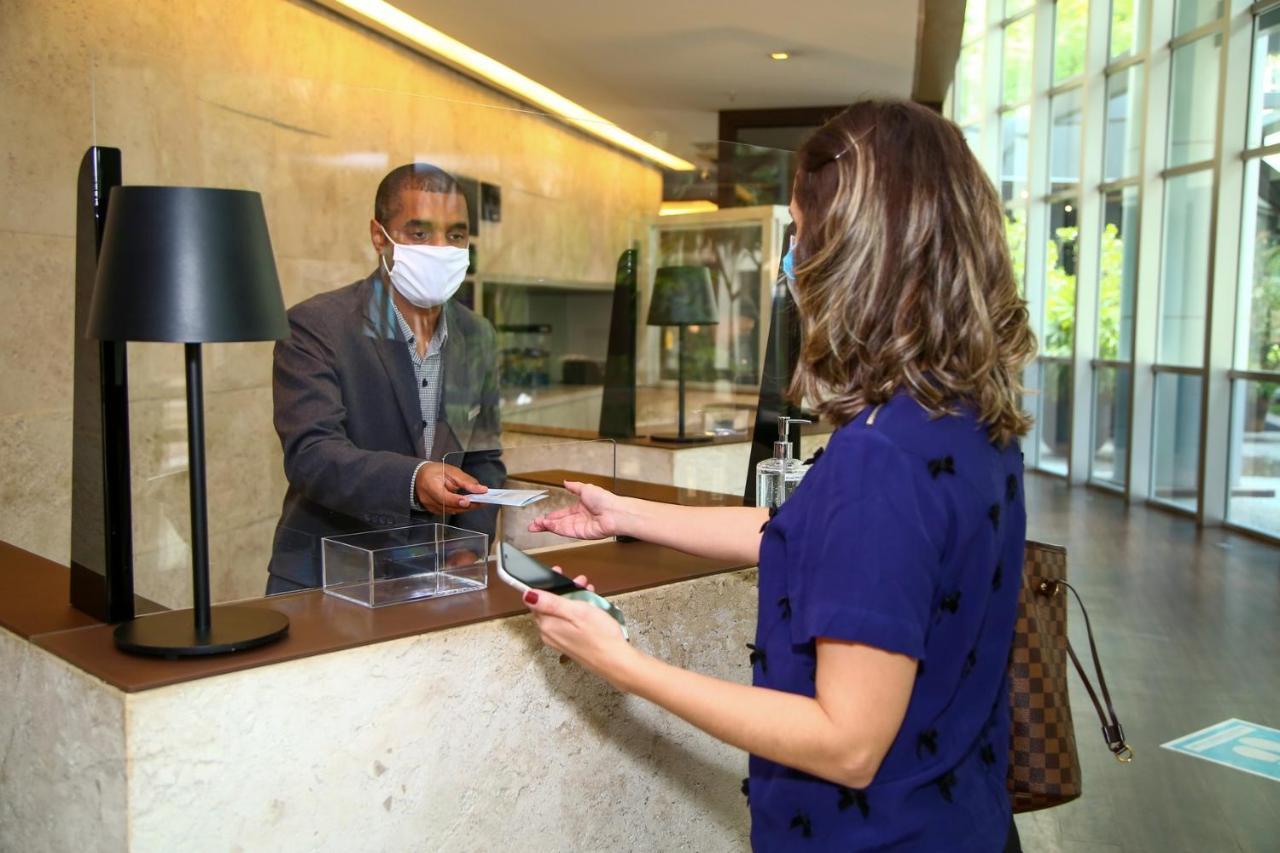 Radisson Vila Olimpia Sao Paulo Bagian luar foto A guest checking in at a hotel