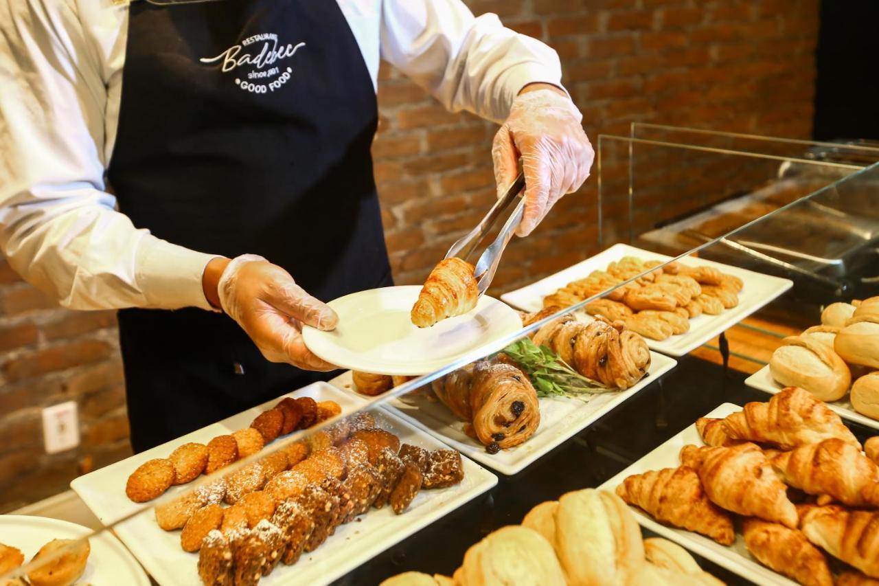 Radisson Vila Olimpia Sao Paulo Bagian luar foto A pastry chef serving pastries